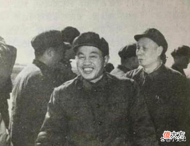 【历史故事】皮定均到兰州工作，后勤科长送一筐苹果，会上不点名：别来这一套