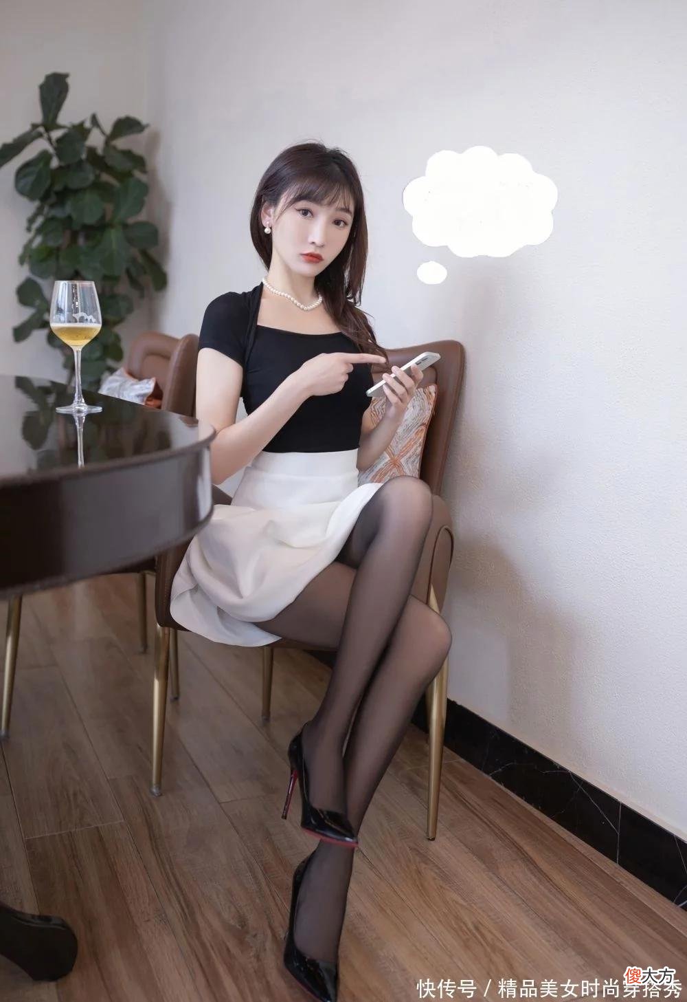 【时尚一点】白色的半身裙上搭黑色的短袖小衫，配一条珍珠项链点缀，特别优雅