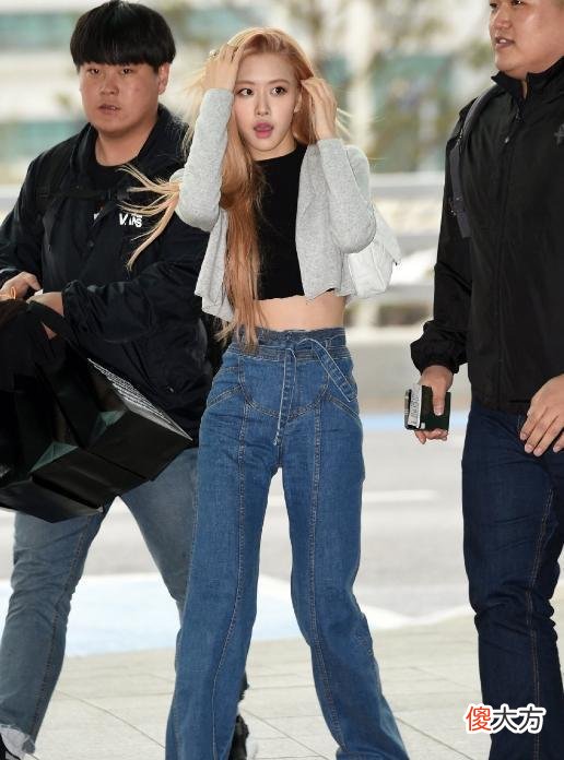 【时尚一点】黑色高领休闲毛衣配深色直筒牛仔裤