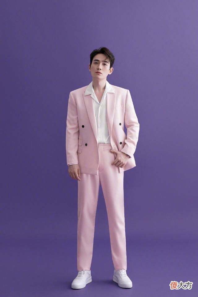 【时尚一点】白加黑经典不过时，朱一龙白加粉可爱又性感