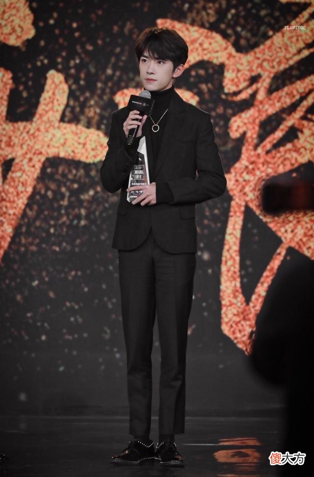 【时尚一点】白加黑经典不过时，朱一龙白加粉可爱又性感