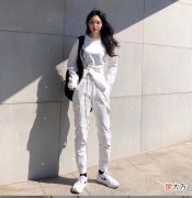 【就爱时尚】白色长袖衬衣简约中不失大气，百搭神品之一