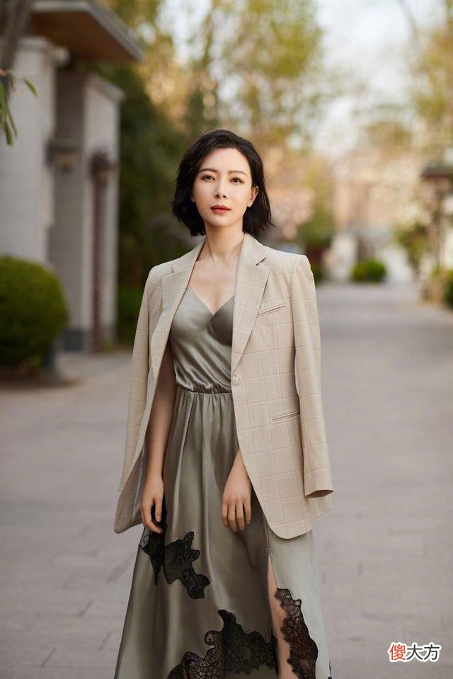 【时尚一点】这套简直太完美了，白色微透深V领吊带背心