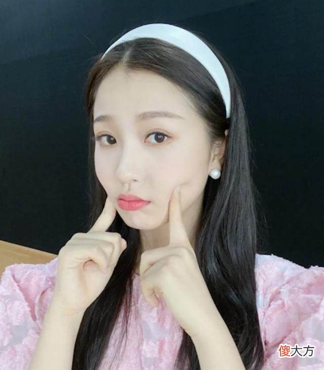 【就爱时尚】夏日女明星发箍怎么戴发箍会显脸小，钟楚曦教科书式告诉你