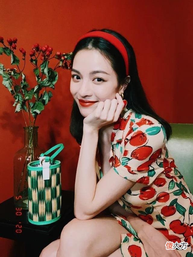 【就爱时尚】夏日女明星发箍怎么戴发箍会显脸小，钟楚曦教科书式告诉你