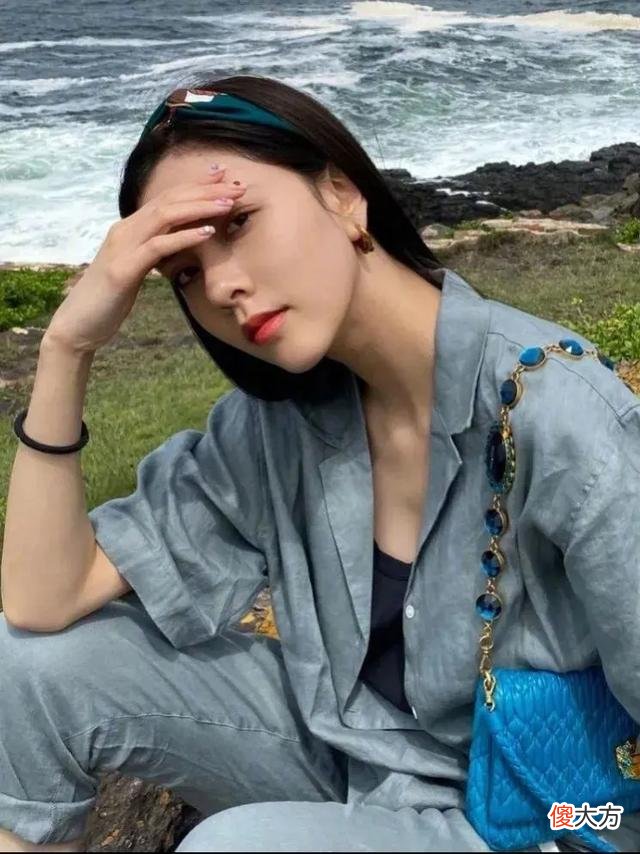 【就爱时尚】夏日女明星发箍怎么戴发箍会显脸小，钟楚曦教科书式告诉你