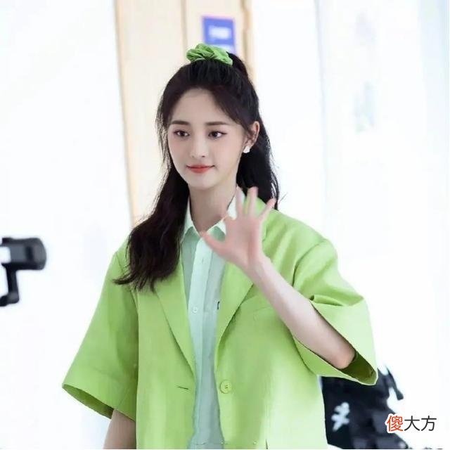 【就爱时尚】被宠爱过的“大肠发圈”火到爆！少女感利器