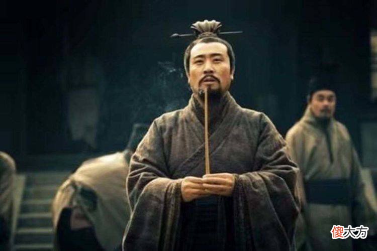 【爱历史】刘备请到了诸葛亮，却忽略了一个人，如得他相助，成功唾手可得
