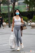 【时尚一点】瑜伽裤搭配白色吊带，美得让人羡慕不已