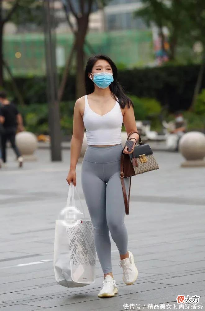 【时尚一点】瑜伽裤搭配白色吊带，美得让人羡慕不已