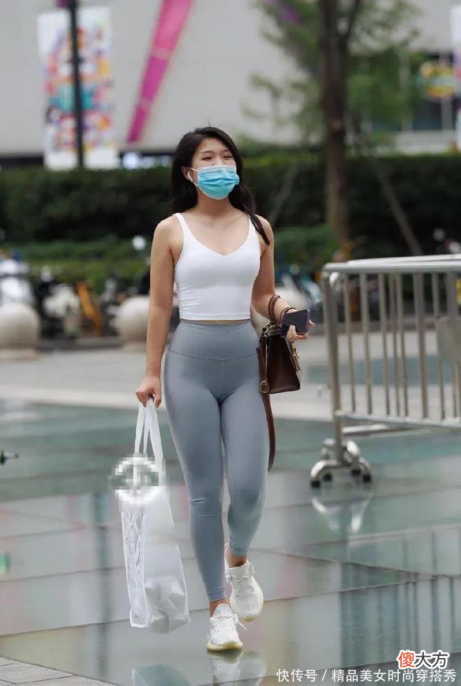 【时尚一点】瑜伽裤搭配白色吊带，美得让人羡慕不已