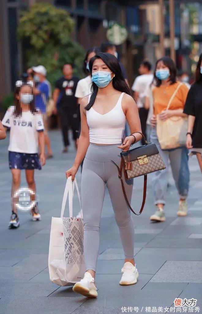 【时尚一点】瑜伽裤搭配白色吊带，美得让人羡慕不已