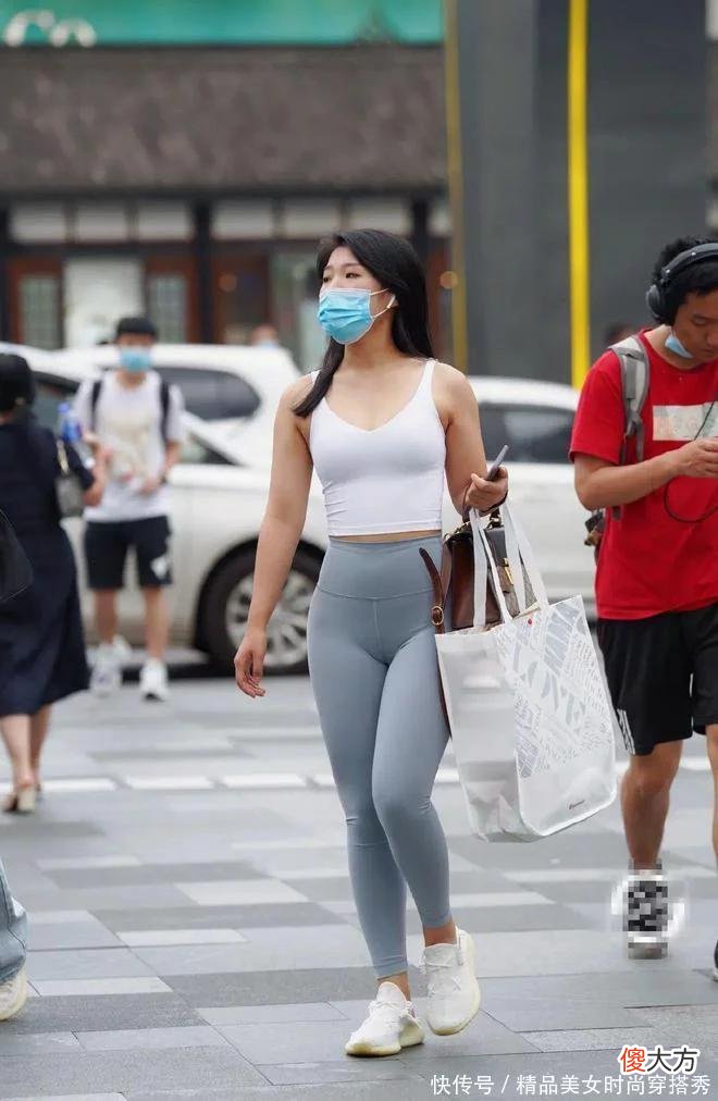 【时尚一点】瑜伽裤搭配白色吊带，美得让人羡慕不已