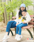 【就爱时尚】董璇带女儿出游，小酒窝穿母子装温馨