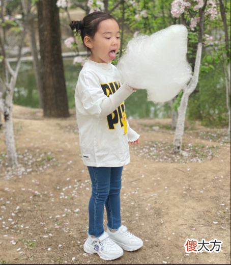 【就爱时尚】董璇带女儿出游，小酒窝穿母子装温馨