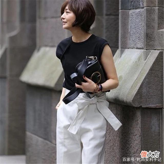 【时尚一点】一条有垂坠性能的阔腿西装裤，更适合中年女性