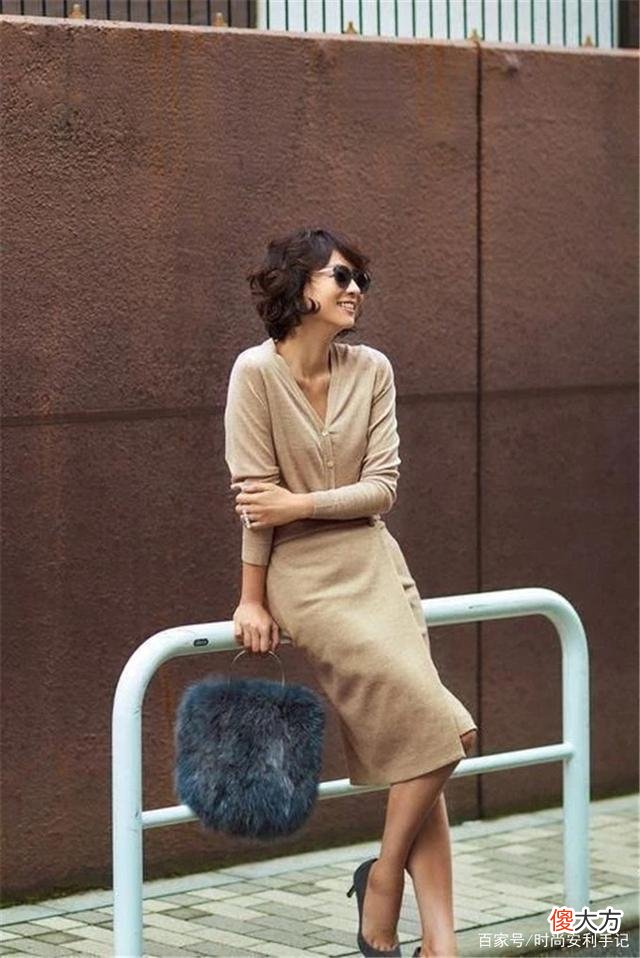 【时尚一点】一条有垂坠性能的阔腿西装裤，更适合中年女性