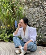 【就爱时尚】这种花色繁复、款式又颇有设计感的单品，看起来一般人很难驾驭