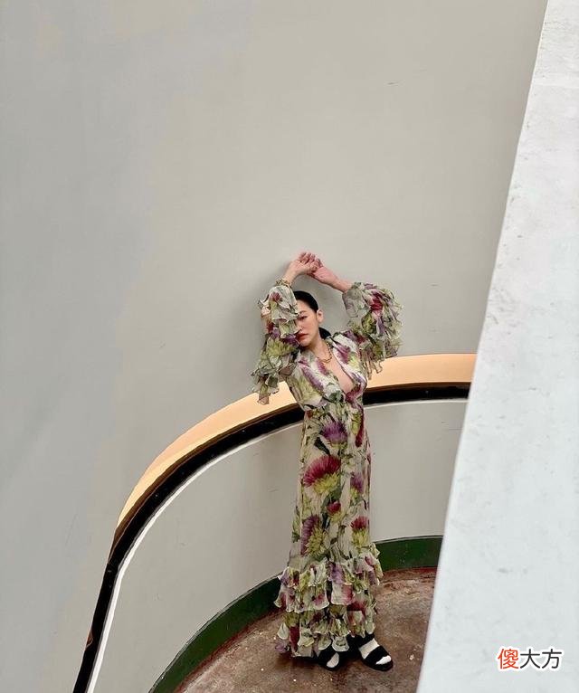 【就爱时尚】这种花色繁复、款式又颇有设计感的单品，看起来一般人很难驾驭