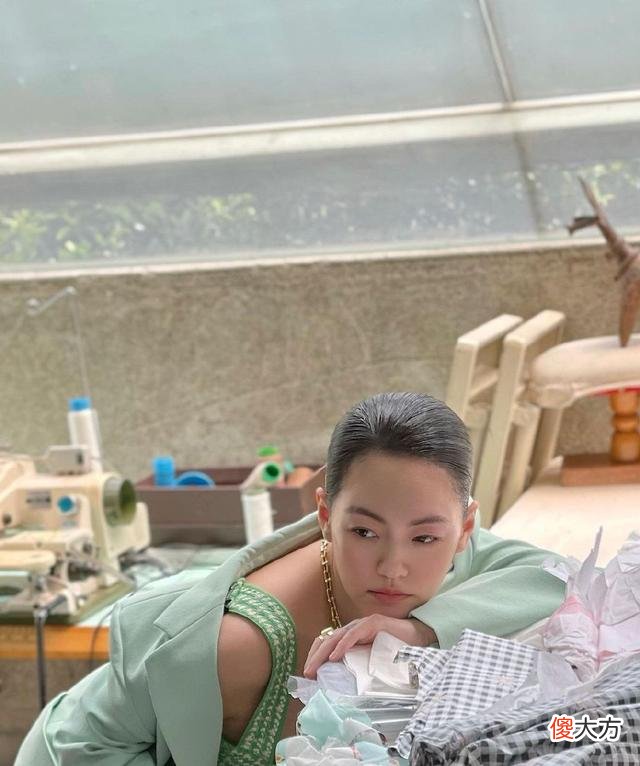 【就爱时尚】这种花色繁复、款式又颇有设计感的单品，看起来一般人很难驾驭
