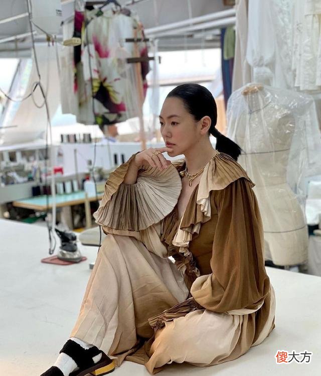 【就爱时尚】这种花色繁复、款式又颇有设计感的单品，看起来一般人很难驾驭