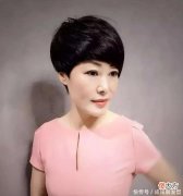 【时尚一点】50岁的女人头发太多，适合什么发型？9款清爽减龄的发型，超好看