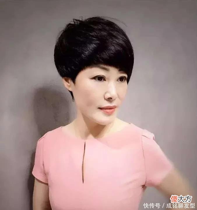 【时尚一点】50岁的女人头发太多，适合什么发型？9款清爽减龄的发型，超好看