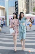【就爱时尚】中年女人穿裙子，尽量少配这3双“时髦鞋”，自以为洋气其实好土