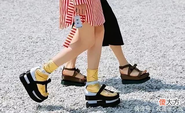 【就爱时尚】中年女人穿裙子，尽量少配这3双“时髦鞋”，自以为洋气其实好土