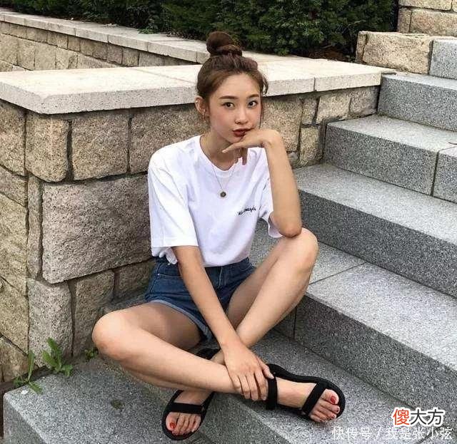 【就爱时尚】中年女人穿裙子，尽量少配这3双“时髦鞋”，自以为洋气其实好土