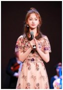 【就爱时尚】吴谨言终于不再绑圆领，放下头发后，女人看了也心动！
