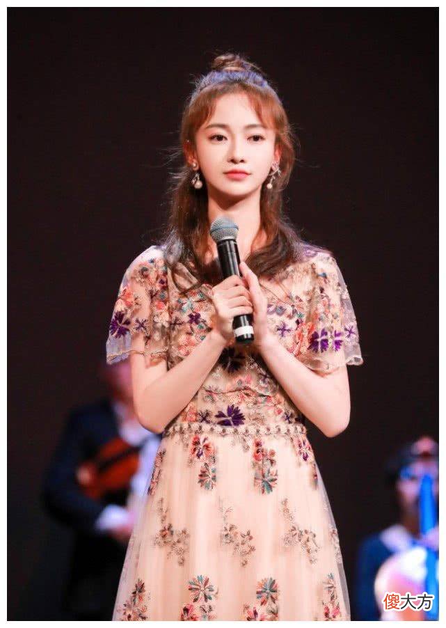 【就爱时尚】吴谨言终于不再绑圆领，放下头发后，女人看了也心动！