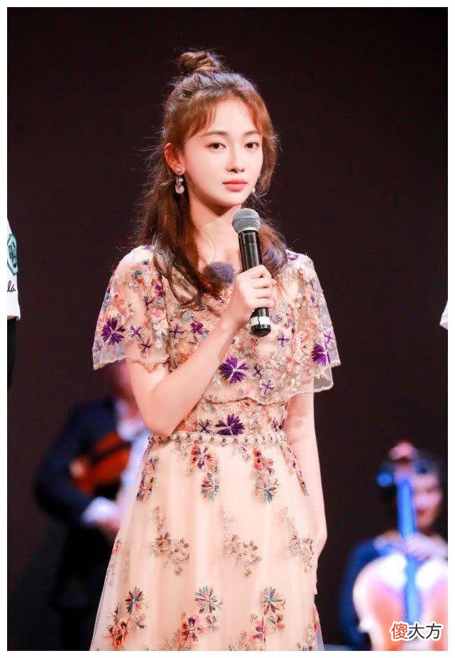 【就爱时尚】吴谨言终于不再绑圆领，放下头发后，女人看了也心动！