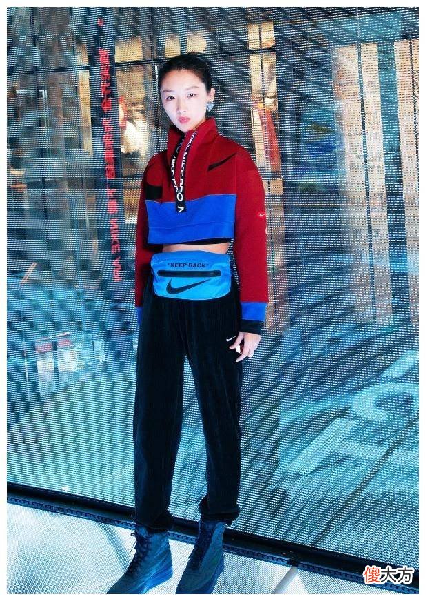 【就爱时尚】周冬雨穿着短款运动服，展现了她的“蚂蚁腰”