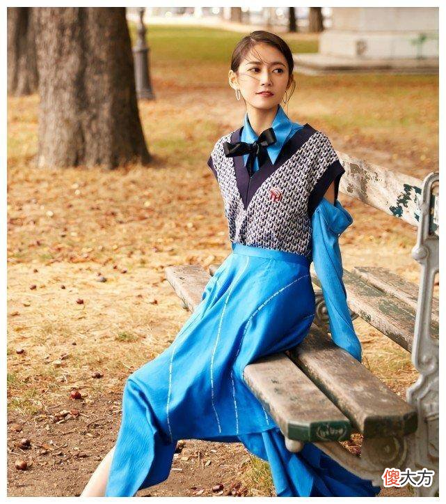 【就爱时尚】陈钰琪穿裙子摆故意缠在“棍子”上，证明自己的脚还很细