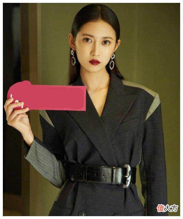 【就爱时尚】陈钰琪穿裙子摆故意缠在“棍子”上，证明自己的脚还很细