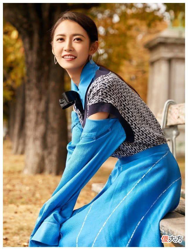 【就爱时尚】陈钰琪穿裙子摆故意缠在“棍子”上，证明自己的脚还很细