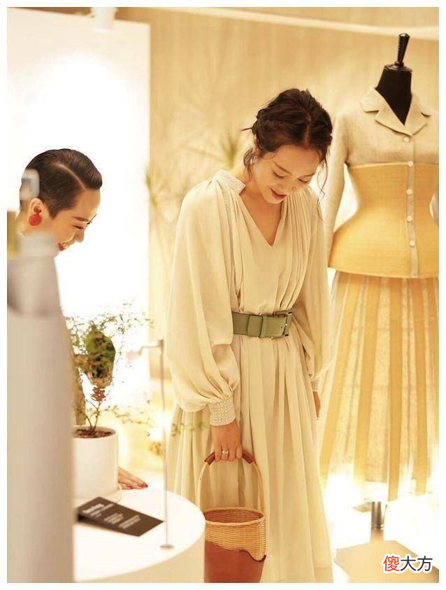 【就爱时尚】古力娜扎叫迪丽热巴，热巴叫娜扎，她的穿着很适合我们学习