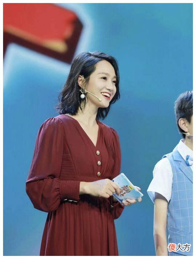 【就爱时尚】古力娜扎叫迪丽热巴，热巴叫娜扎，她的穿着很适合我们学习