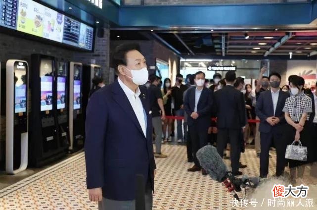 【时尚一点】韩总统夫妇亮相宴请明星！第一夫人穿千鸟格惊艳出场，高调秀恩爱