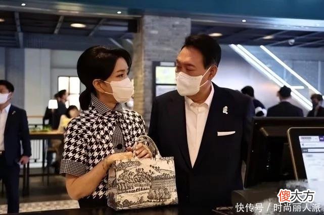 【时尚一点】韩总统夫妇亮相宴请明星！第一夫人穿千鸟格惊艳出场，高调秀恩爱