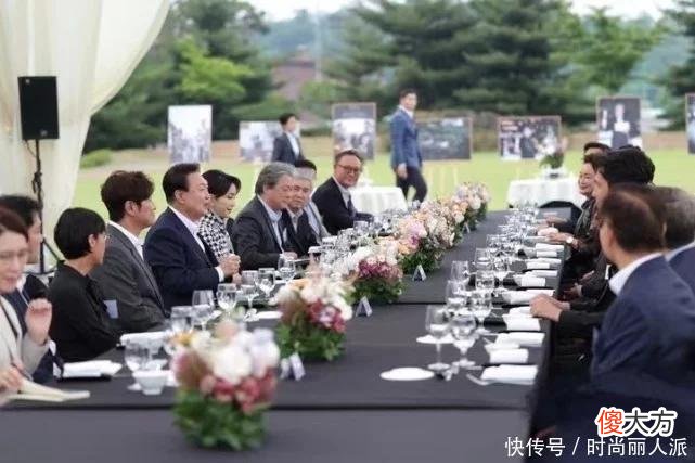 【时尚一点】韩总统夫妇亮相宴请明星！第一夫人穿千鸟格惊艳出场，高调秀恩爱