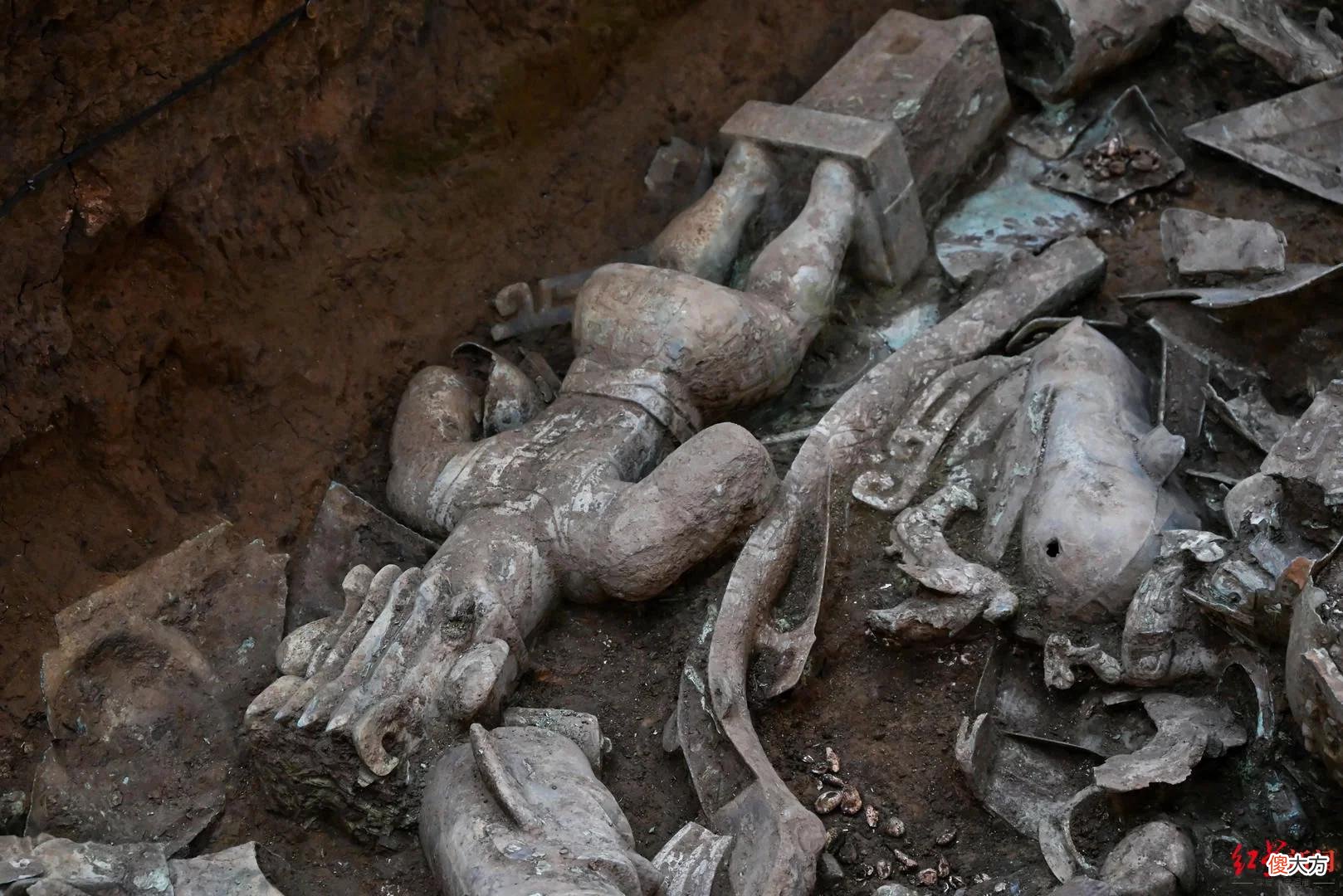 【时尚一点】三星堆叒上新丨头抹“发胶”的短裙立人像，可能是正在“通神”的巫师