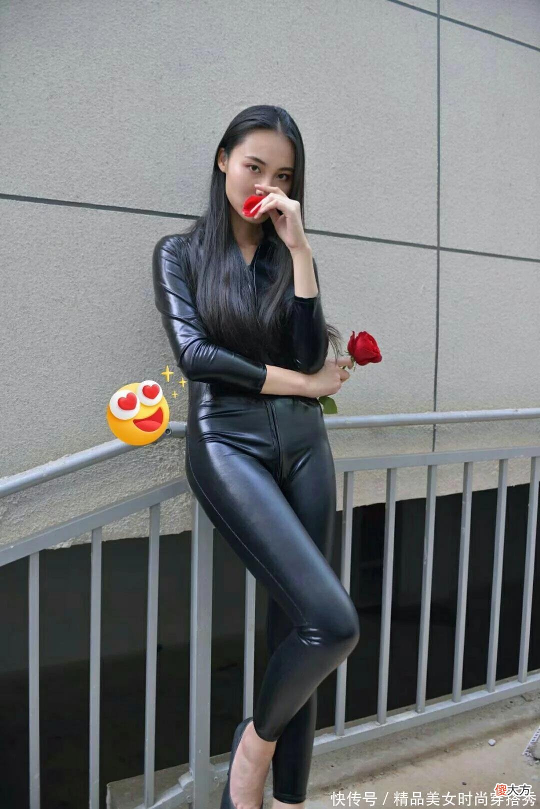 【时尚一点】黑皮革连体裤搭配黑色高跟鞋，不仅超酷超有型，而且还显成熟性感。