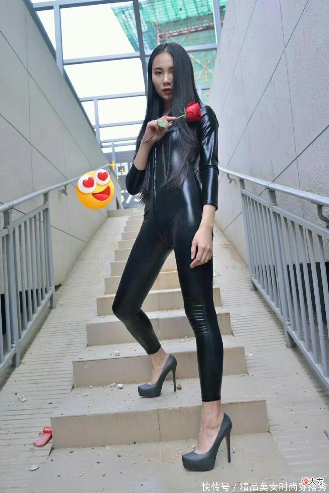 【时尚一点】黑皮革连体裤搭配黑色高跟鞋，不仅超酷超有型，而且还显成熟性感。