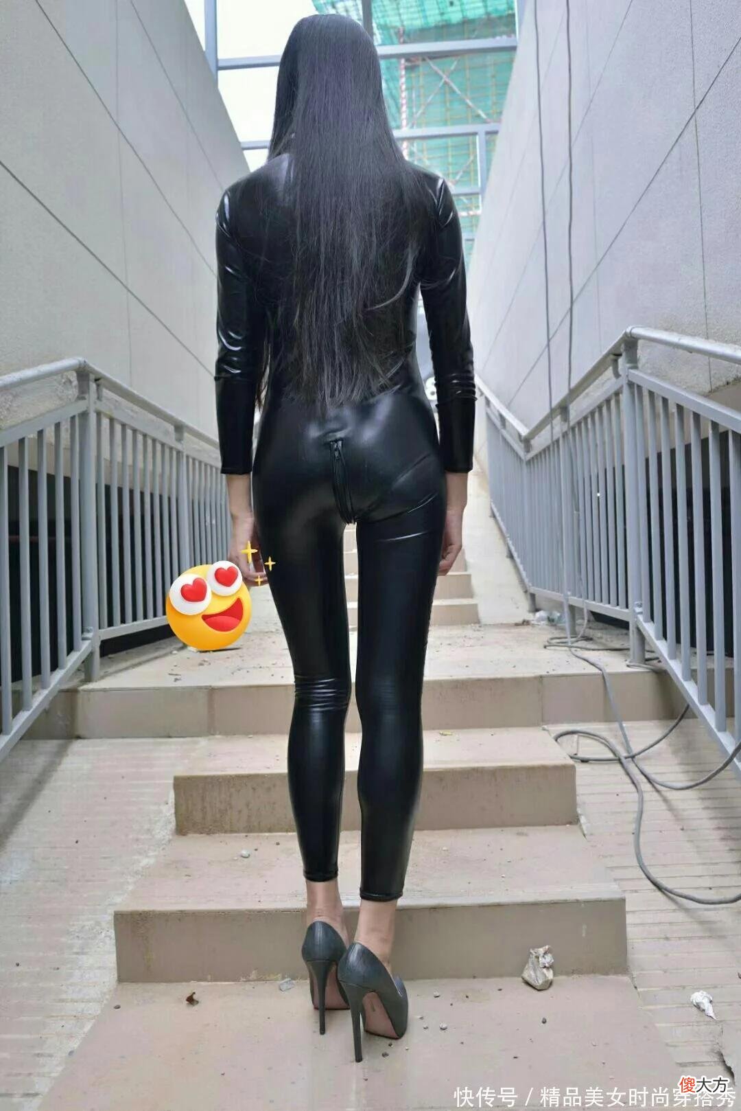 【时尚一点】黑皮革连体裤搭配黑色高跟鞋，不仅超酷超有型，而且还显成熟性感。