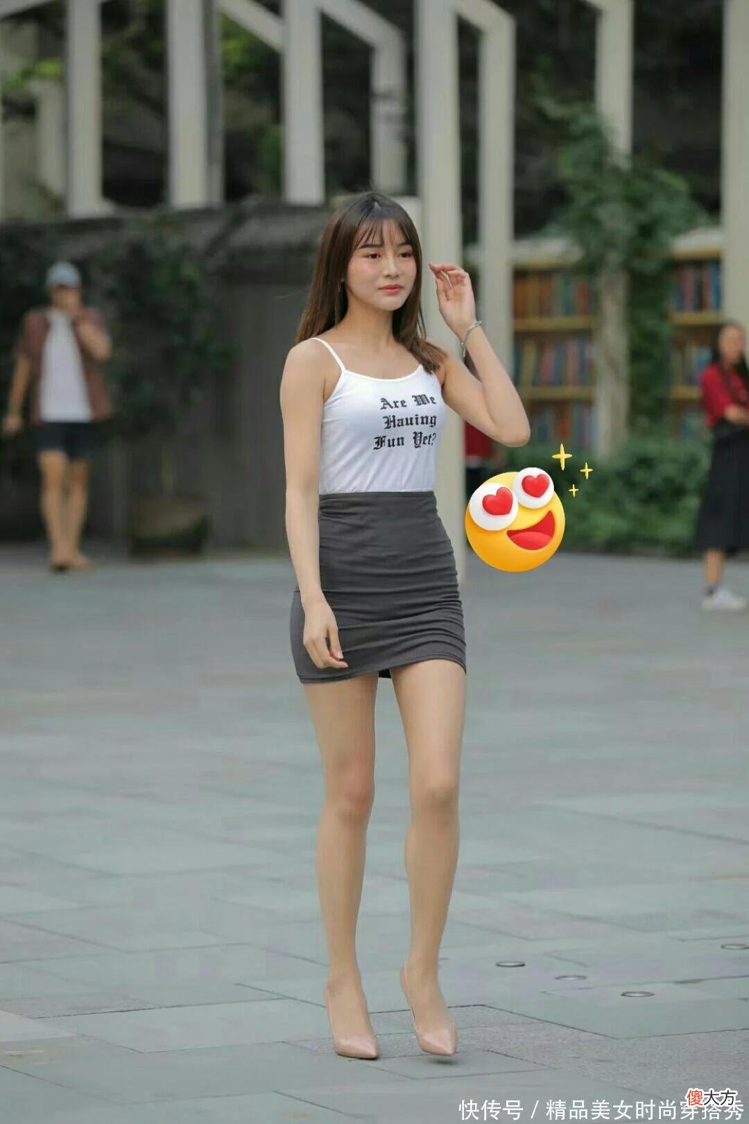 【时尚一点】看到小姐姐穿白色字母小吊带，不仅清爽凉快，而且还显干净。