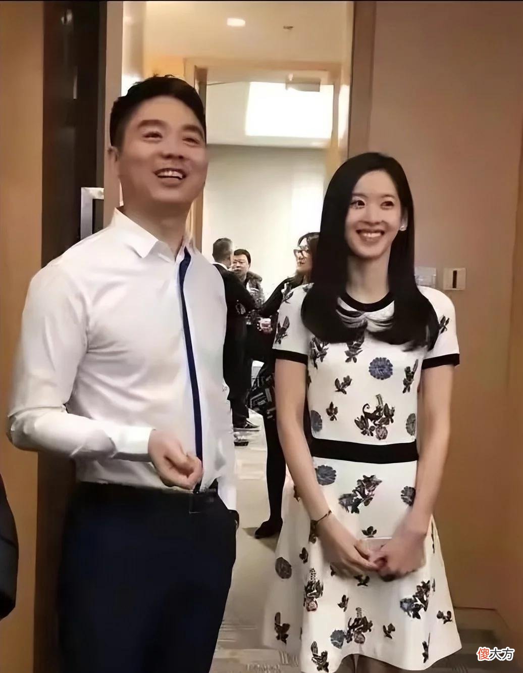【就爱时尚】章泽天怎么突然老了，穿土味印花裙像小老太，黑眼圈太重了