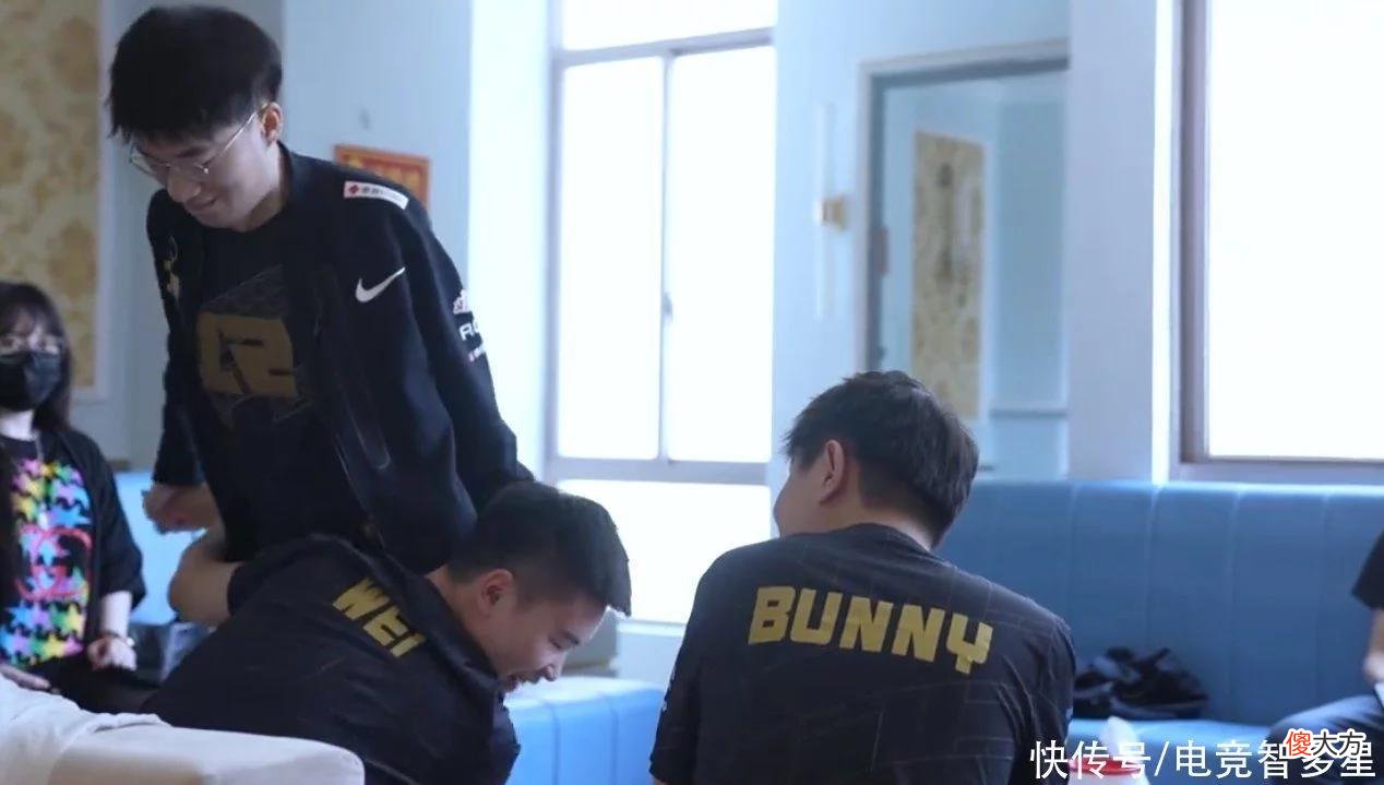 【游戏世界】RNG发布定妆照拍摄花絮,wei疯狂调侃小虎!98兄弟尽显“基情”?
