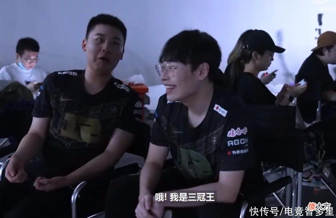 【游戏世界】RNG发布定妆照拍摄花絮,wei疯狂调侃小虎!98兄弟尽显“基情”?